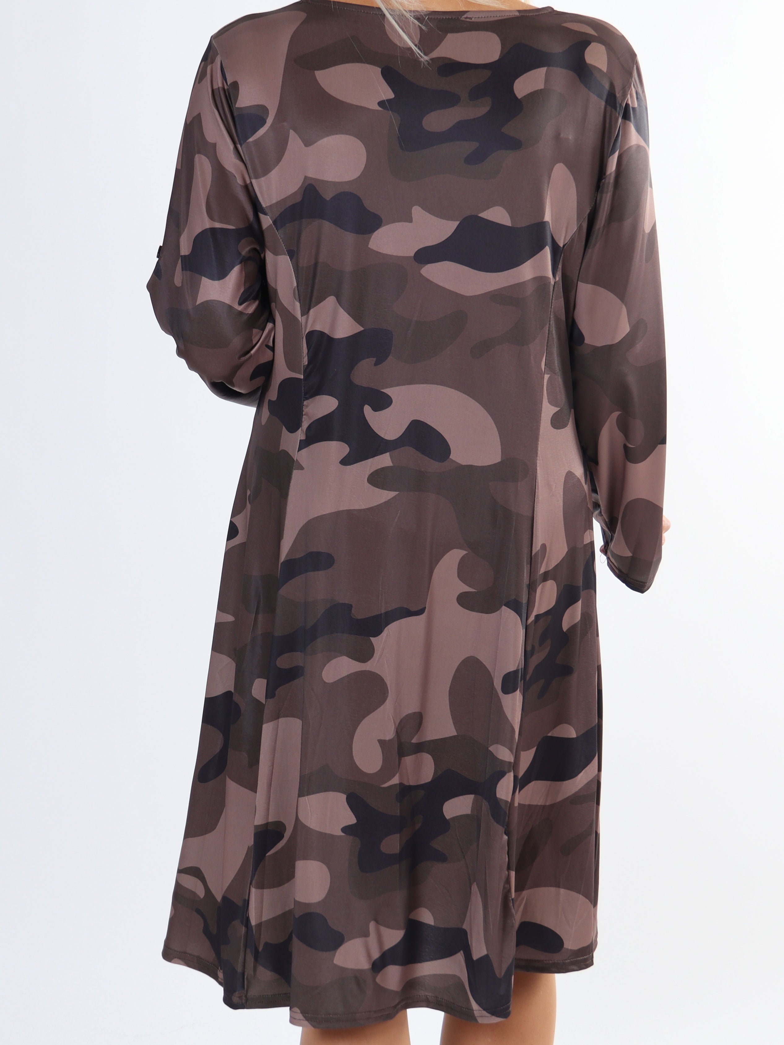 Maj Camo L/S - Klänning med resår i kamouflagemönster för stora storlekar